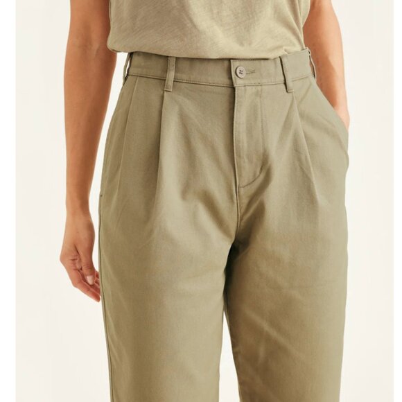 NWT Dockers Original Khakis, Pleated, High Waisted Tapered Fit Tan Size 27 - Picture 3 of 3